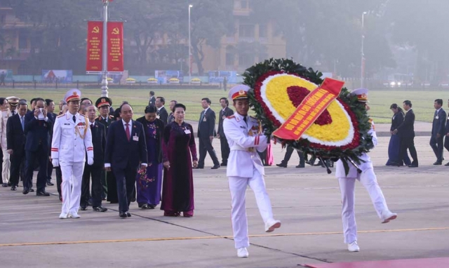 Các đại biểu dự Đại hội đại biểu toàn quốc lần thứ XIII của Đảng viếng Chủ tịch Hồ Chí Minh