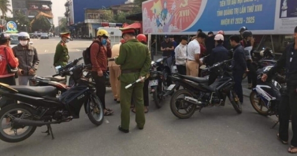 Nhóm thanh niên vi phạm giao thông "bỏ của chạy lấy người"