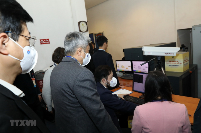 Thứ trưởng Bộ Y tế Nguyễn Trường Sơn cùng đoàn công tác kiểm tra các phương án y tế để đảm bảo Đại hội lần thứ XIII của Đảng. (Ảnh: TTXVN)