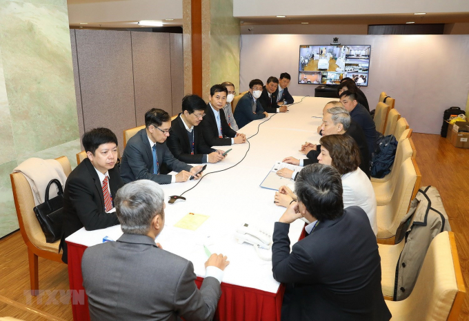 Thứ trưởng Bộ Y tế Nguyễn Trường Sơn cùng đoàn công tác họp triển khai các phương án sau khi đi kiểm tra công tác y tế phục vụ Đại hội tại Trung tâm Hội nghị Quốc gia. (Ảnh: TTXVN)