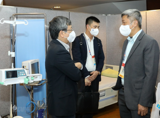 Thứ trưởng Bộ Y tế Nguyễn Trường Sơn cùng đoàn công tác kiểm tra các phương án y tế phục vụ Đại hội, tại Trung tâm Hội nghị Quốc gia. (Ảnh: TTXVN)