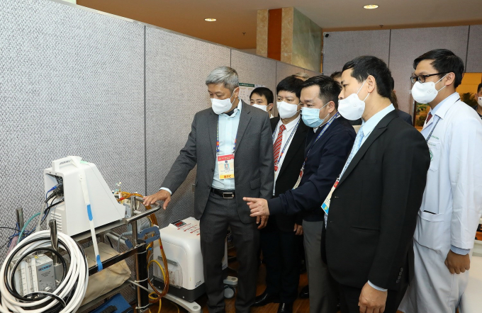 Thứ trưởng Bộ Y tế Nguyễn Trường Sơn cùng đoàn công tác kiểm tra các phương án y tế để đảm bảo Đại hội lần thứ XIII của Đảng. (Ảnh: TTXVN)