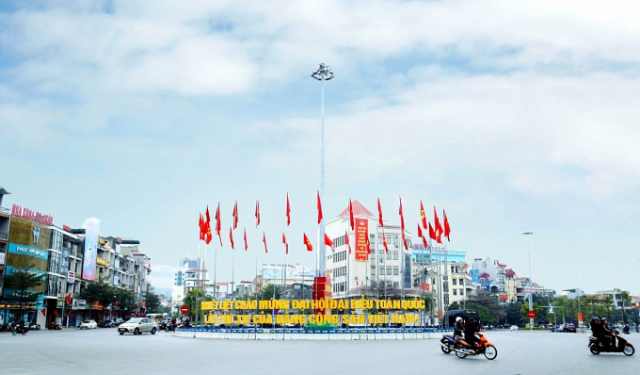 Quảng Ninh: Lung linh, rực rỡ cờ hoa chào mừng Đại hội đại biểu toàn quốc lần thứ XIII của Đảng