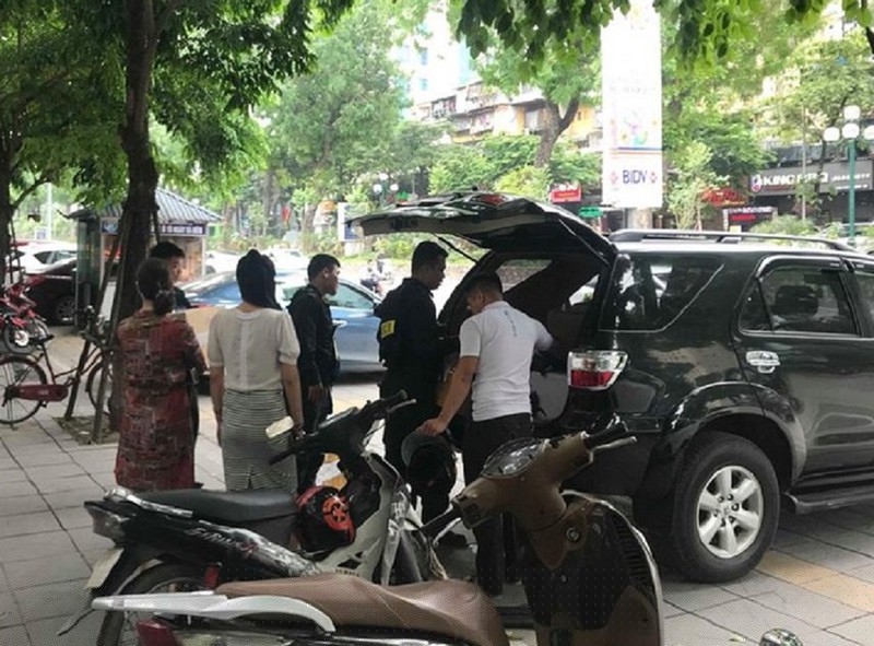 Lực lượng công an khám xét chuỗi cửa hàng Công ty Nhật Cường hồi tháng 5-2019. Ảnh: TP