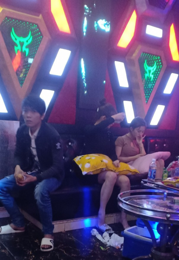 4 đối tượng nam, nữ phê ma túy tại quán karaoke Diễm Linh bị lực lượng chức năng phát hiện.