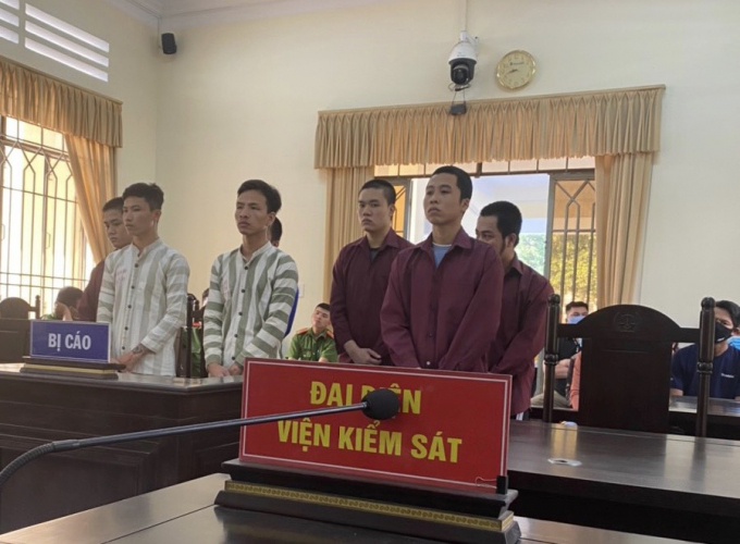 Các đối tượng bị đưa ra xét xử về tội cướp tài sản.