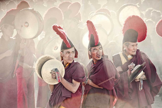 Người Mustang rất sùng đạo Phật Tây Tạng, thể hiện qua nhiều lễ hội, tu viện