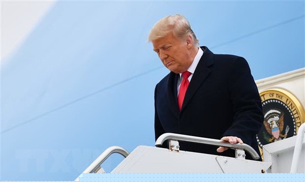 &Ocirc;ng Donald Trump khi c&ograve;n l&agrave; Tổng thống Mỹ rời chuy&ecirc;n cơ Kh&ocirc;ng lực 1 tại Harlingen, bang Texas ng&agrave;y 12/1/2021. (Ảnh: AFP/TTXVN)