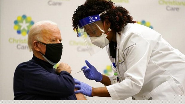 Ông Joe Biden tiêm vắcxin ngừa COVID-19 tại bang Delaware ngày 21/12. (Nguồn: AP)