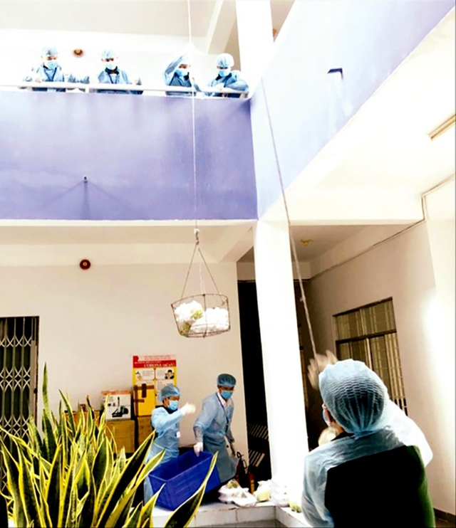 Tất cả vật dụng trong khu cách ly, kể cả tiền mặt, đều được sát khuẩn, xử lý kỹ lưỡng trước khi đưa ra ngoài. Ảnh H.C.