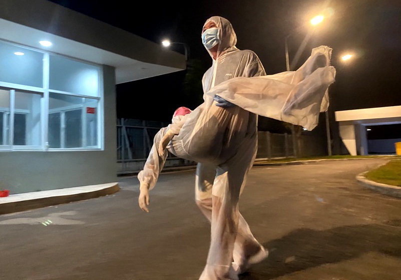 Rửa tiền, phơi tiền, xét nghiệm cho tiền trong khu cách ly - 3