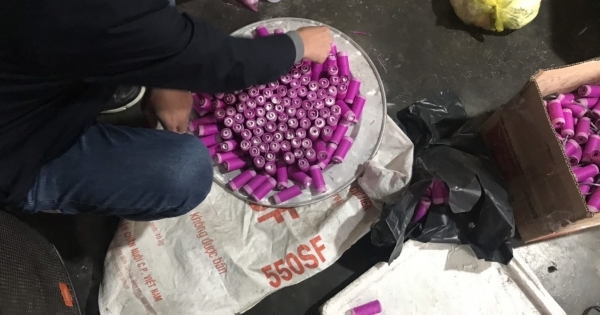 Hải Phòng: Bắt quả tang đối tượng mua thuốc pháo qua mạng về tự chế cuộn pháo để bán