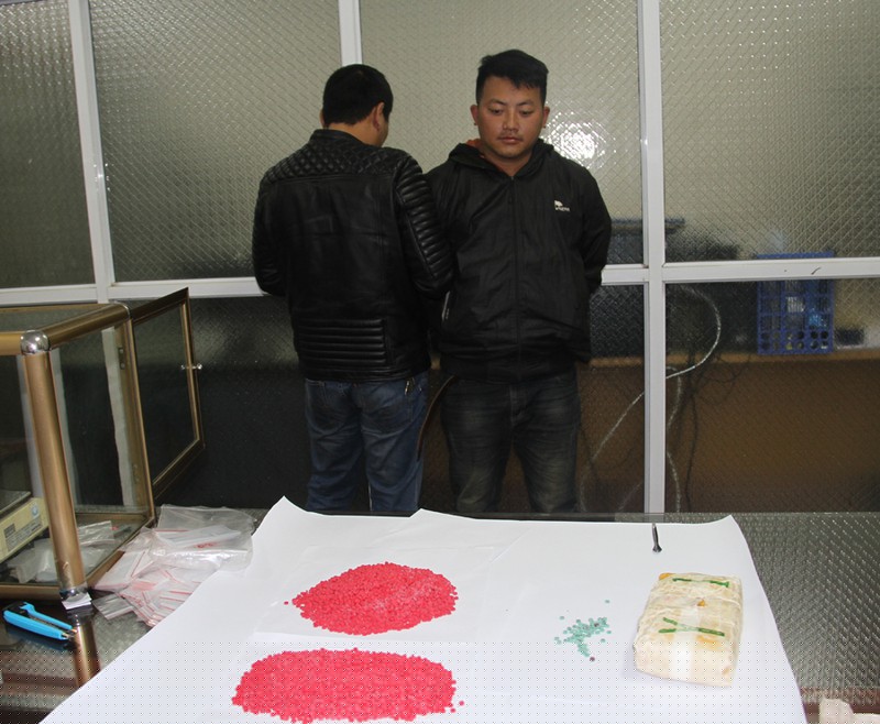 Ma Seo Lềnh cùng tang vật tại cơ quan công an. Ảnh: Quỳnh Trang