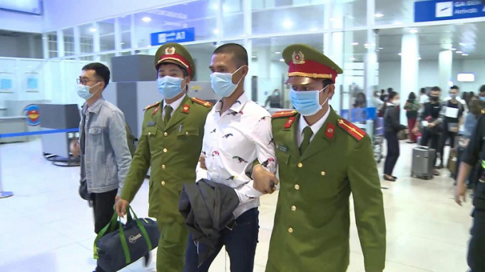 Đối tượng Chuyên (áo trắng) thời điểm bị lực lượng công an bắt giữ khi đang lẩn trốn.