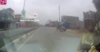 [Video]: Cần bơm bê tông chạm vào dây điện cao thế khiến một người bất tỉnh