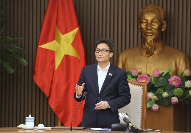 Phó Thủ tướng Vũ Đức Đam cập nhật những thông tin mới liên quan đến chùm ca bệnh Covid-19 mới phát hiện trong cộng đồng. (Ảnh: Quốc Chính)