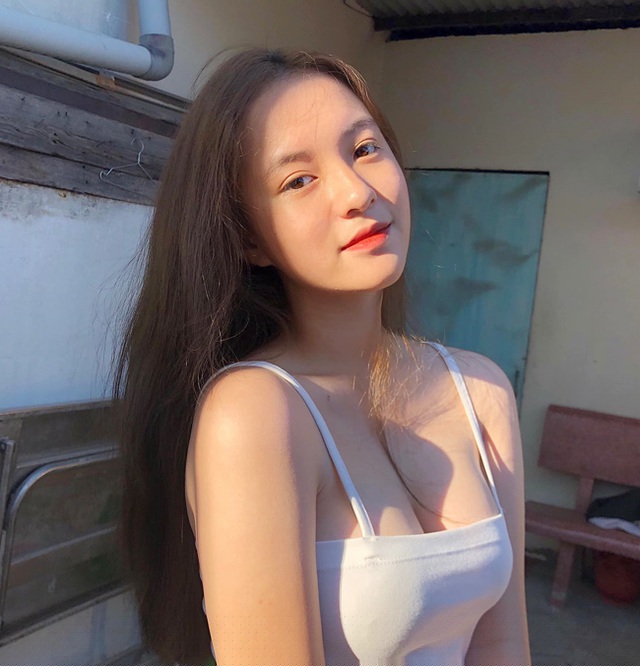 C&ocirc; n&agrave;ng c&oacute; bố l&agrave; người Việt, mẹ l&agrave; người Campuchia. 