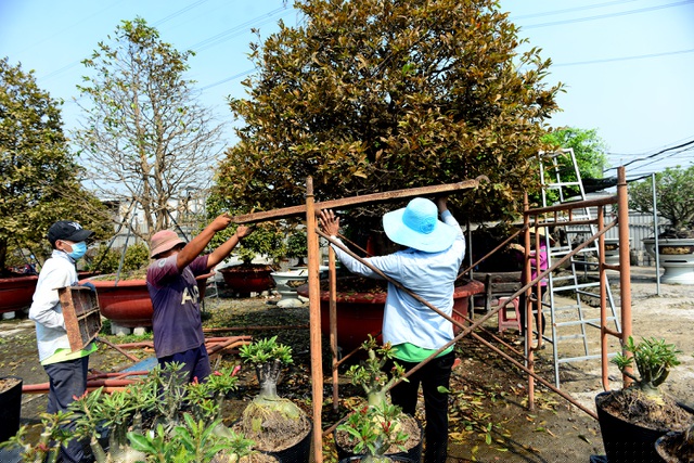 Hai giàn giáo được lắp 2 tầng cho 10 người cùng làm việc.