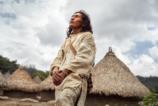 Cuộc sống của người Kogi xoay quanh Aluna, hay còn gọi là Mẹ vĩ đại. Đối với họ, Trái đất giống như một bà mẹ, tất cả con người đều là con cái của mẹ Trái đất. Họ cũng tôn vinh ngọn núi thánh Gonawindua hay Pico Cristóbal Colón. Họ tin rằng ngọn núi này là