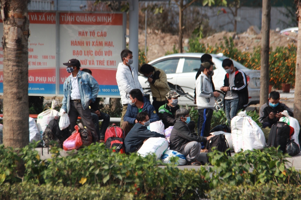Tại các khu vực như ngã ba Địa Đạo, ngã tư Loong Tòong, bến xe Bãi Cháy.... rất nhiều người làm việc, học tập tại Quảng Ninh có nhu cầu đi xe khách về quê ăn Tết vật vạ ngồi chờ xe ở vỉa hè