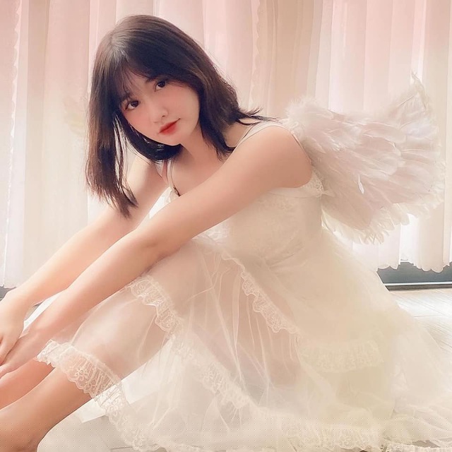 Vũ Thị Kh&aacute;nh Huyền xinh như thi&ecirc;n thần ở tuổi 17.