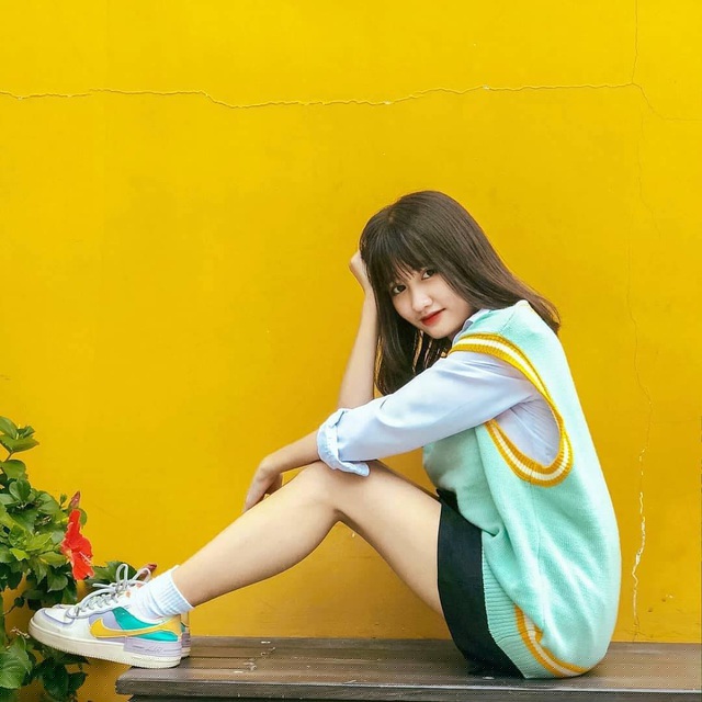 Vũ Thị Kh&aacute;nh Huyền thường xuy&ecirc;n diện những set đồ năng động v&agrave; đ&uacute;ng trend.