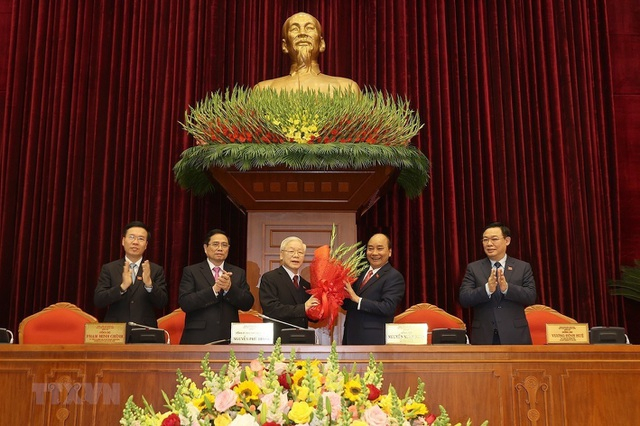 Thay mặt Bộ Chính trị, ông Nguyễn Xuân Phúc, Thủ tướng Chính phủ tặng hoa chúc mừng đồng chí Nguyễn Phú Trọng được tín nhiệm bầu làm Tổng Bí thư Ban Chấp hành Trung ương Đảng Cộng sản Việt Nam khóa XIII. (Ảnh: Trí Dũng/TTXVN)