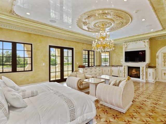 Toàn bộ căn nhà có 7 phòng ngủ với view nhìn ra biển phía ngoài thông qua ban công hoặc cánh cửa có ô kính. Các phòng ngủ mặc dù không được mạ vàng nhiều chi tiết nội thất, song vẫn toát lên sự sang trọng nhờ cách bài trí nội thất kiểu cổ điển cùng những chiếc đèn chùm chế tác công phu.