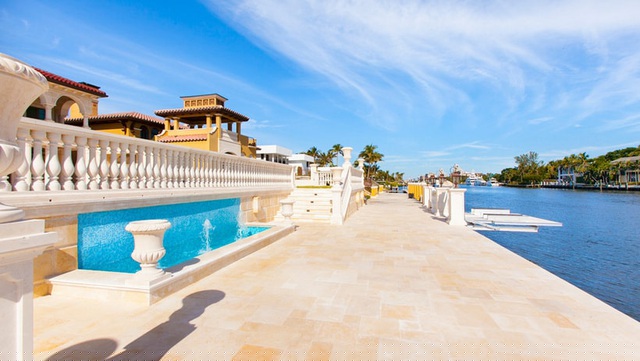 Ngay gần bể bơi là một bến thuyền nhỏ cũng được thiết lập ở sau nhà giúp khách có thể di chuyển đến đây bằng thuyền. Đây là một trong những dinh thự xa hoa bậc nhất ở khu vực Fort Lauderdale.