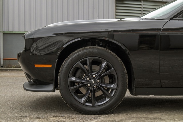 Chiếc Dodge Challenger GT 2021 trong b&agrave;i viết l&agrave; phi&ecirc;n bản mới nhất v&agrave; đầu ti&ecirc;n về Việt Nam th&ocirc;ng qua một đại l&yacute; tư nh&acirc;n tại H&agrave; Nội. Phi&ecirc;n bản GT l&agrave; biến thể d&ugrave;ng động cơ dung t&iacute;ch xi-lanh nhỏ hơn bản SRT hay RT, qua đ&oacute; được hưởng mức thuế nhập khẩu thấp hơn khi về nước.