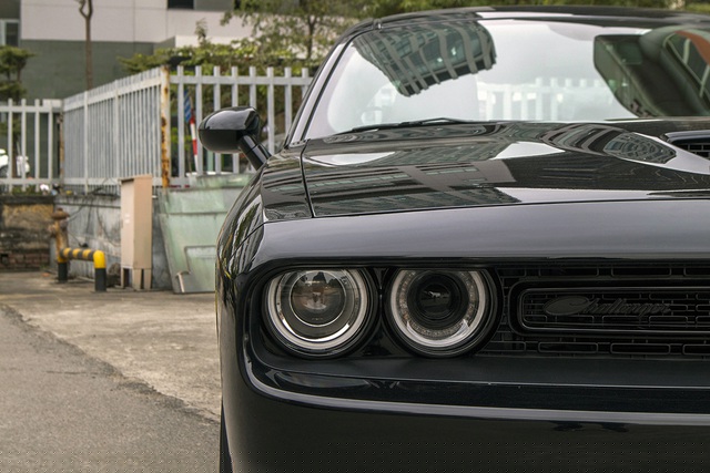 Với những người y&ecirc;u th&iacute;ch phim h&agrave;nh động Mỹ, chắc hẳn đ&atilde; c&oacute; lần nh&igrave;n thấy Dodge Challenger xuất hiện trong những cảnh quay tốc độ. Đầu xe nổi bật nhờ cặp đ&egrave;n chiếu s&aacute;ng LED h&igrave;nh elip. Lưới tản nhiệt chia 2 phần, cản trước t&iacute;ch hợp đ&egrave;n sương m&ugrave; v&agrave; hệ thống radar hỗ trợ an to&agrave;n. Tr&ecirc;n nắp ca-p&ocirc; Dodge Challenger GT 2021 c&oacute; khe tho&aacute;t để l&agrave;m m&aacute;t động cơ.