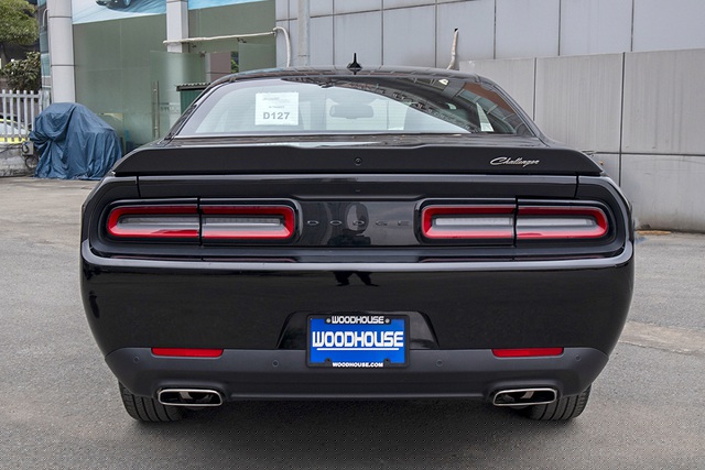 Đu&ocirc;i mẫu xe thể thao n&agrave;y tương đối đơn giản với cụm đ&egrave;n hậu LED h&igrave;nh chữ nhật đặt ngang, cặp ống xả k&eacute;p đối xứng. Ngo&agrave;i ra, mẫu xe cơ bắp Mỹ c&ograve;n c&oacute; th&ecirc;m c&aacute;nh gi&oacute; sau gắn cố định, camera v&agrave; cảm biến l&ugrave;i.