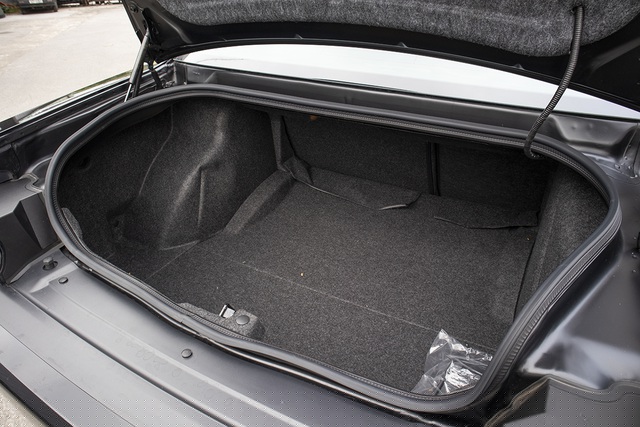 Dodge Challenger GT mới về Việt Nam c&oacute; chiều d&agrave;i 5.022 mm, rộng 1.923 mm, cao 1.460 mm v&agrave; trục cơ sở đạt 2.951 mm. La-zăng sơn đen b&oacute;ng dạng 5 chấu k&eacute;p k&iacute;ch thước 19 inch. Trong ph&acirc;n kh&uacute;c xe thể thao với kiểu d&aacute;ng coupe 2 cửa, Dodge Challenger c&oacute; phần cốp sau lớn nhất với dung t&iacute;ch 458 l&iacute;t.