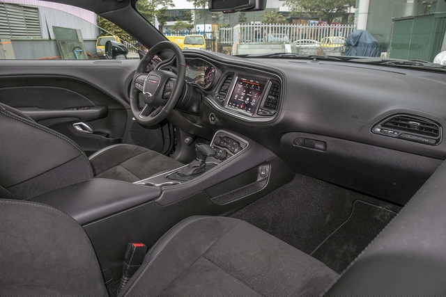 Nếu cần sự sang trọng với một chiếc &ocirc; t&ocirc; c&oacute; gi&aacute; tiền tỷ, Dodge Challenger GT kh&ocirc;ng phải lựa chọn ph&ugrave; hợp. Chiếc xe của thương hiệu Mỹ hướng đến phong c&aacute;ch thể thao c&ugrave;ng c&aacute;c vật liệu da, da lộn, nỉ, kim loại&hellip; b&ecirc;n trong khoang l&aacute;i.