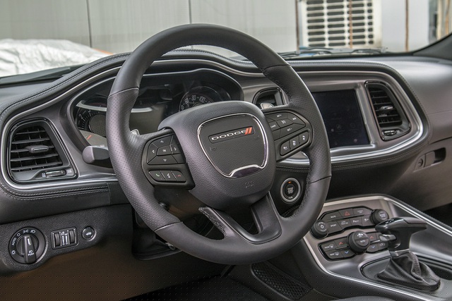 V&ocirc;-lăng 3 chấu bọc da t&iacute;ch hợp chế độ sưởi để ph&ugrave; hợp với thời tiết của Mỹ, xe c&ograve;n c&oacute; lẫy chuyển số v&agrave; c&aacute;c ph&iacute;m bấm chức năng. Ph&iacute;a sau tay l&aacute;i l&agrave; đồng hồ analog Heritage Tic-Toc-Tach c&ograve;n m&agrave;n h&igrave;nh kỹ thuật số đảm nhiệm hiển thị đa th&ocirc;ng tin v&agrave; c&aacute;c chế độ vận h&agrave;nh của xe.