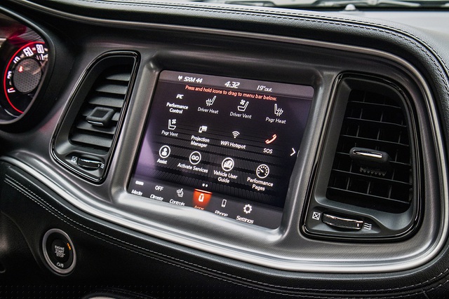 Dodge Challenger GT cung cấp khả năng giải tr&iacute; cho người d&ugrave;ng th&ocirc;ng qua m&agrave;n h&igrave;nh cảm ứng 8,4 inch t&iacute;ch hợp hệ thống Sirius XM, Uconnect 4C NAV&hellip; &Acirc;m nhạc tr&ecirc;n xe được phụ tr&aacute;ch bởi hệ thống Alpine gồm 9 loa cho tổng c&ocirc;ng suất 506 W.