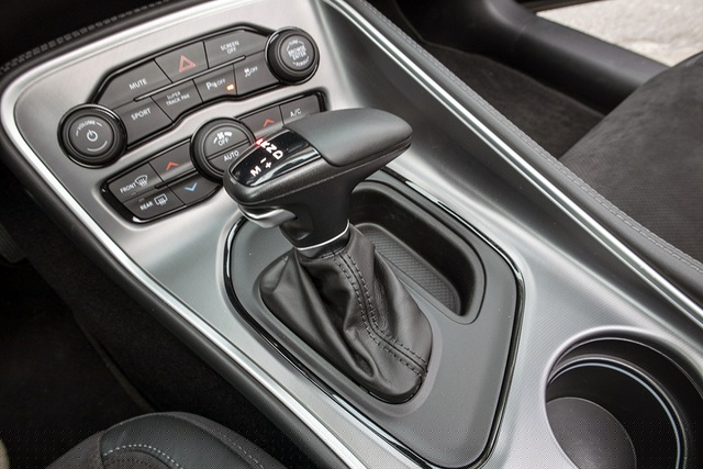 Bệ điều khiển trung t&acirc;m l&agrave; cần số với phong c&aacute;ch đơn giản nhưng mạnh mẽ. Ph&iacute;a trước l&agrave; hệ thống điều h&ograve;a hai v&ugrave;ng với khả năng lọc bụi. Dodge Challenger GT 2021 c&ograve;n c&oacute; cửa sổ trời.