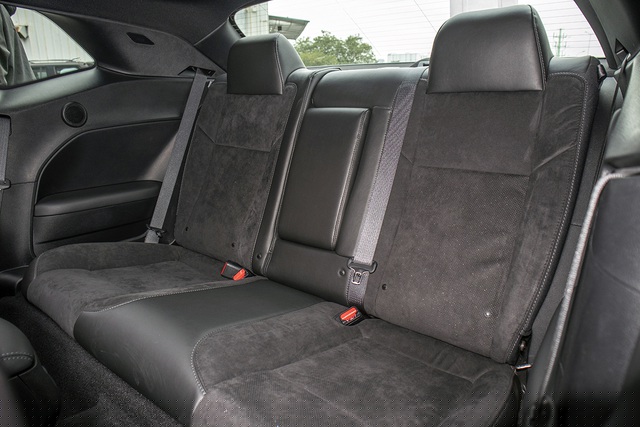 Sự cao cấp của chiếc xe thể thao đường phố n&agrave;y thể hiện qua chất liệu ghế da Nappa kết hợp Alcantara theo phong c&aacute;ch Performance. Ghế l&aacute;i c&oacute; thể điều chỉnh điện 8 hướng, c&oacute; chế độ sưởi. Hai vị tr&iacute; ghế sau d&agrave;nh cho trẻ em với kh&ocirc;ng gian khi&ecirc;m tốn.