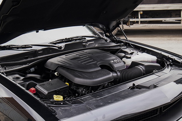 Dưới nắp ca-p&ocirc;, Dodge Challenger GT 2021 được gắn khối động cơ Pentastar DOHC dung t&iacute;ch 3,6 l&iacute;t V6 h&uacute;t kh&iacute; tự nhi&ecirc;n. Hộp số tự động TorqueFlite 8 cấp v&agrave; hệ dẫn động bốn b&aacute;nh. Xe đạt c&ocirc;ng suất tối đa 305 m&atilde; lực v&agrave; m&ocirc;-men cực đại 363 Nm, thời gian tăng tốc 0-100 km/h trong 6 gi&acirc;y trước khi đạt tốc độ tối đa 209 km/h.