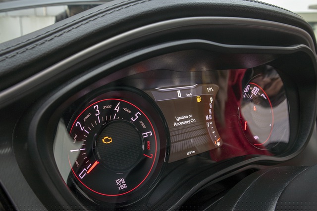 Những trang bị an to&agrave;n của Dodge Challenger GT gồm 6 t&uacute;i kh&iacute;, hỗ trợ phanh khẩn cấp, kiểm so&aacute;t lực k&eacute;o, ổn định th&acirc;n xe, hệ thống chống lật, cảnh b&aacute;o va chạm ph&iacute;a trước, cảnh b&aacute;o điểm m&ugrave; tr&ecirc;n gương.