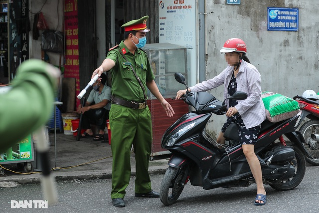 Trong thời điểm dịch bệnh diễn biến phức tạp, những trường hợp không thực hiện đeo khẩu trang nơi công cộng ở Hải Dương sẽ bị xử phạt hành chính.