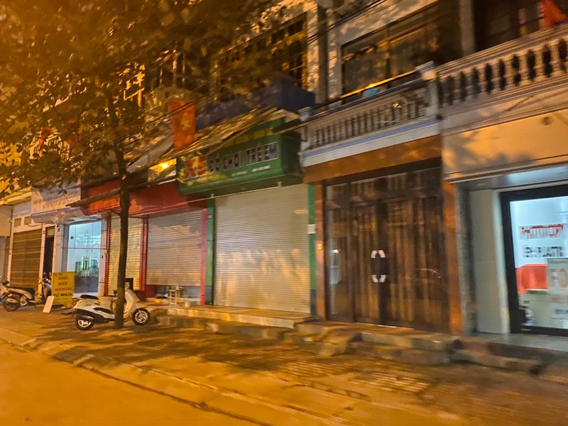 Thậm chí, nhiều gia đình cũng đóng kín cửa từ rất sớm