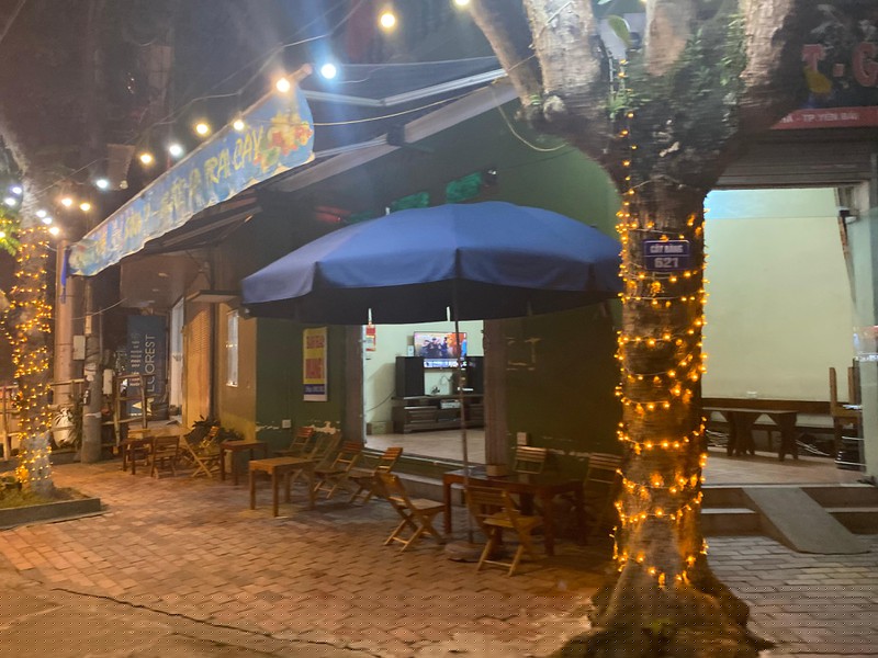 Quán cà phê không một bóng người