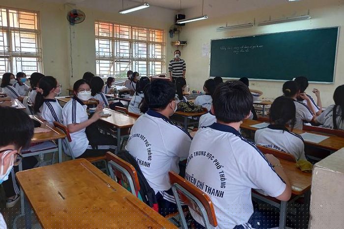 Học sinh Trường THPT Nguyễn Chí Thanh (quận 5) tham gia tập huấn nội quy, quy định phòng chống dịch COVID-19 chiều 3-1. Ảnh: SƠN HẢI