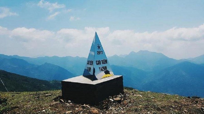 Đỉnh Cao Xiêm của ngọn núi cao nhất Bình Liêu.