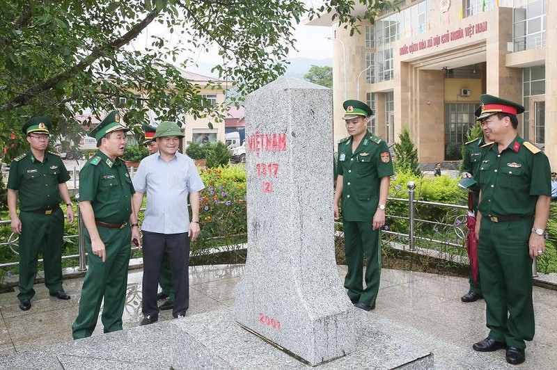 Bộ đội Biên phòng tuần tra bên cột mốc biên giới 1317.