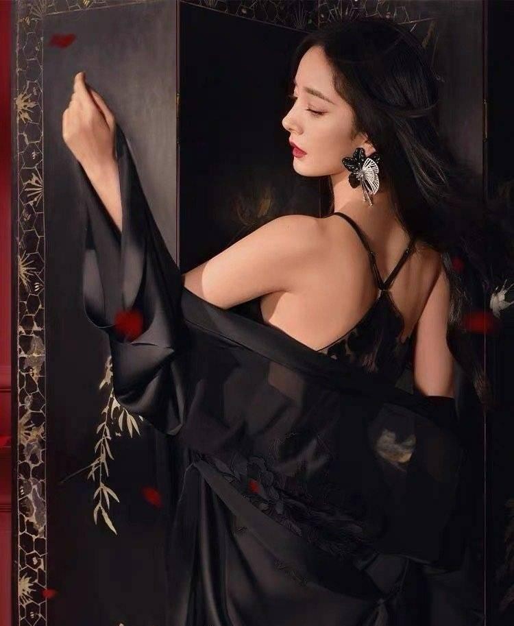 Mới đây, Sohu chia sẻ bộ ảnh nội y đầu năm mới 2022 của Dương Mịch khiến mạng xã hội Trung Quốc