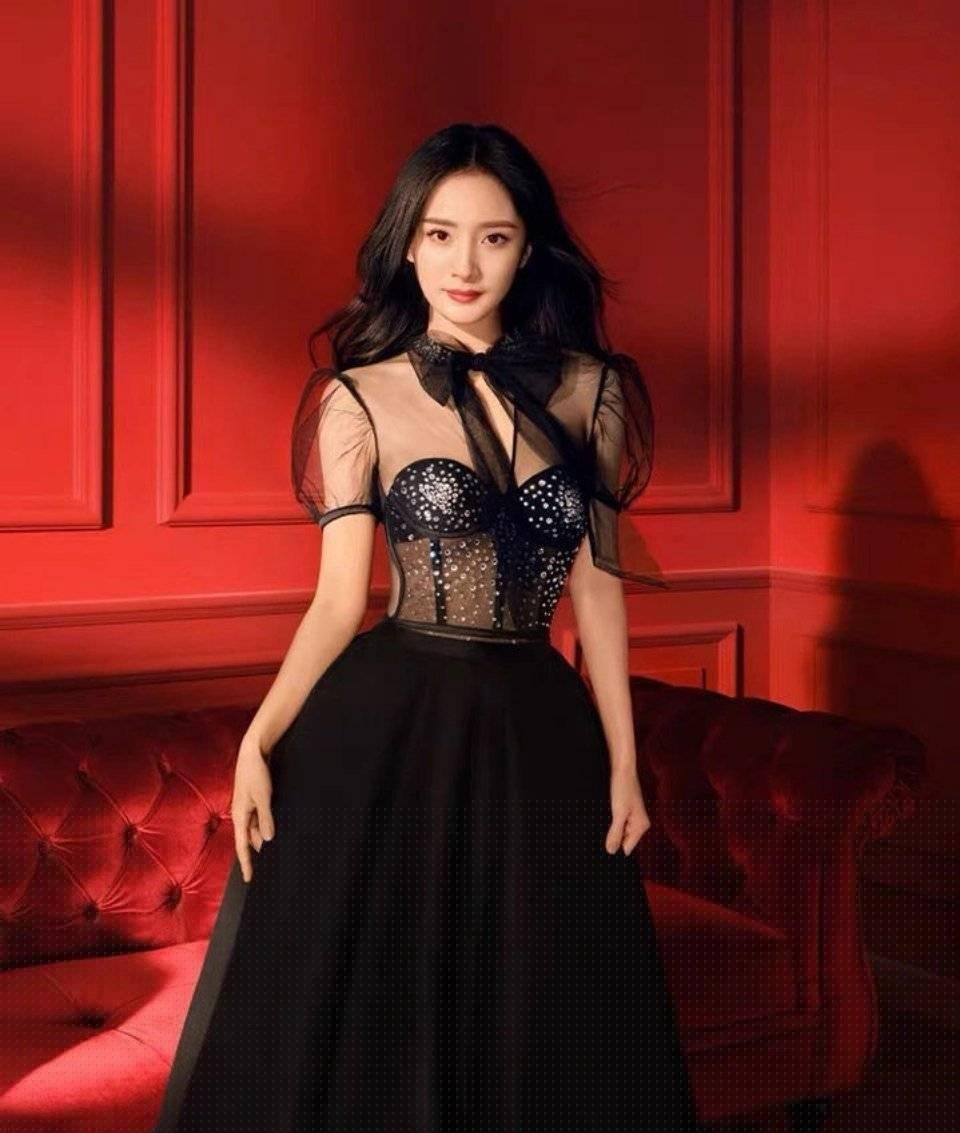 Trang phục thiết kế tinh tế giúp Dương Mịch khoe được thân hình mảnh mai, làn da trắng mịn màng, đồng thời toát lên vẻ đài các, tiểu thư.