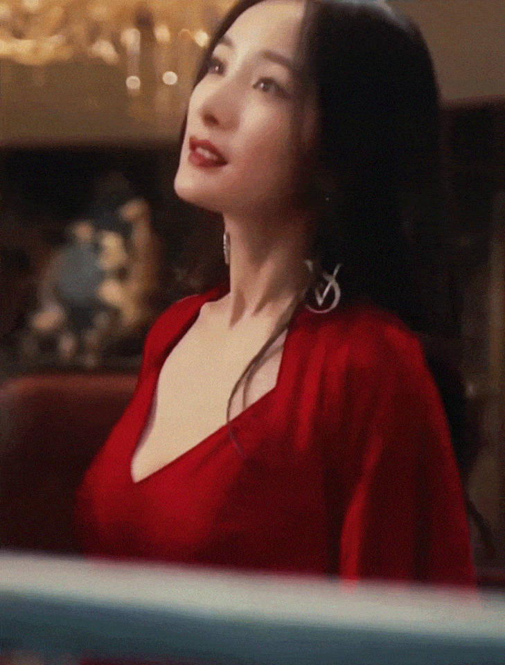 Hai năm qua, cô vướng tin đồn hẹn hò với đàn em kém 3 tuổi Ngụy Đại Huân. Hai người được cho là đã chia tay dù chưa một lần xác nhận mối quan hệ. Vì tin đồn này, Dương Mịch bị