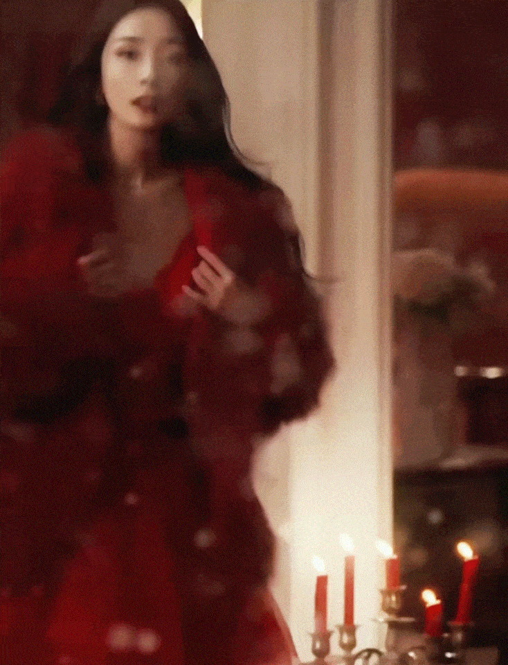 Trong bài phỏng vấn trên tạp chí Harper's Bazaar Trung Quốc số tháng 1/2022, Dương Mịch chia sẻ, muốn hẹn hò nhưng vì quá bận rộn, chưa thể dành nhiều thời gian và tâm sức. Hơn thế, đối với người đẹp 8x, tình yêu không quá quan trọng, chỉ là một trong những trải nghiệm cuộc đời.